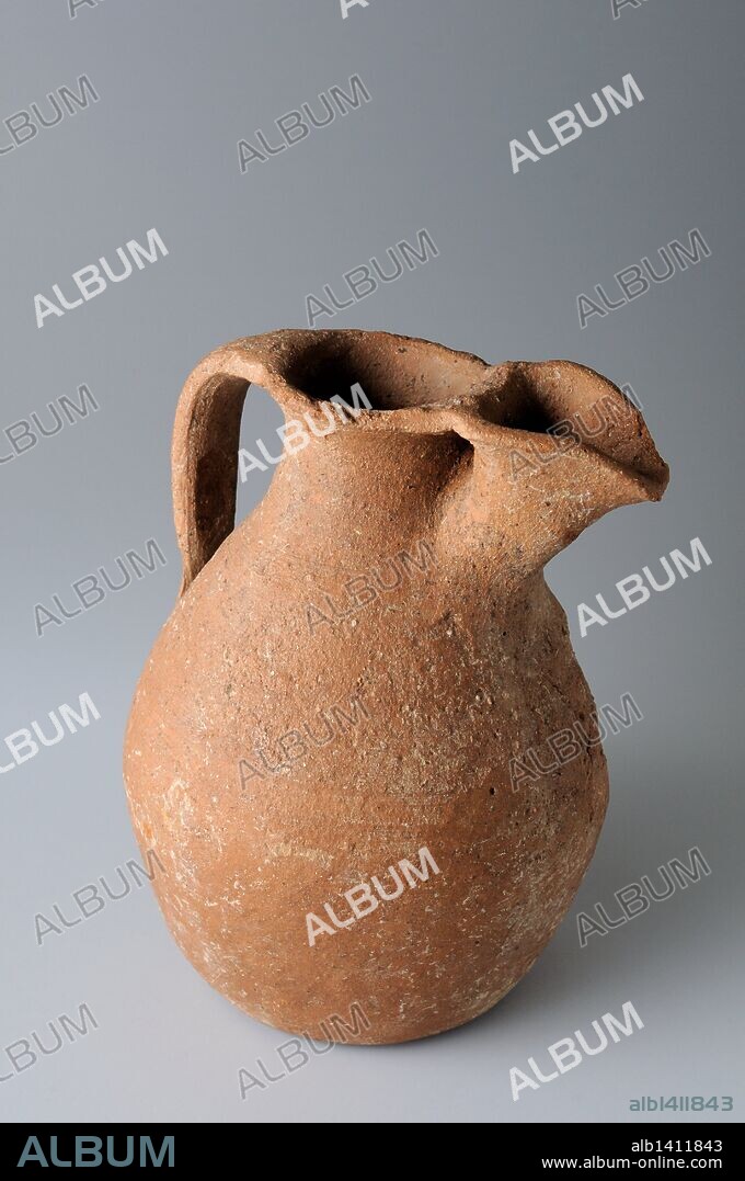 Jarrita de cerámica de cuerpo globular con un asa y pico vertedor. 11,8 cm x 8, 7 cm ( Siglo VII dc ) - Epoca Visigoda , procedente de la " Necrópolis de Afligidos - Villa del Val " - Yacimiento arqueologico de Complutum en Alcalá de Henares ( Madrid ). ESPAÑA.