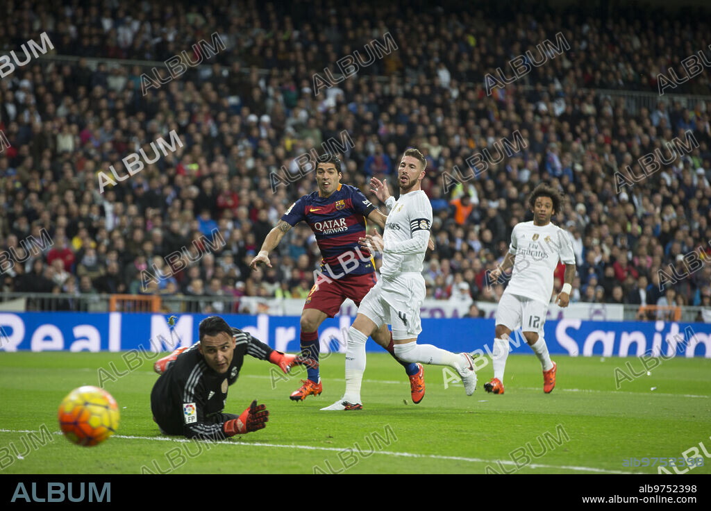 Madrid, 21/11/2015. Partido de liga disputado en el estadio Santiago Bernabéu, entre el Real Madrid y el Fútbol Club Barcelona. En la imagen, Sergio Ramos llega tarde y Luis Suárez marca el primer gol ante la estirada impotente de Keylor Navas. Foto: Ignacio Gil ARCHDC.