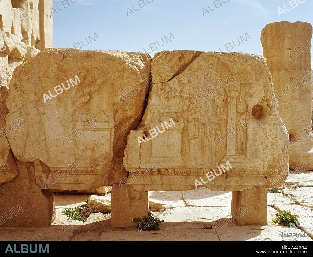 ARTE ROMANO. SIRIA. Relieve donde se representa una escena religiosa: "OFRENDANTE REALIZANDO UN CULTO AL DIOS SUPREMO DE LOS PALMIRINOS, BEL". TEMPLO DE BEL. PALMIRA.