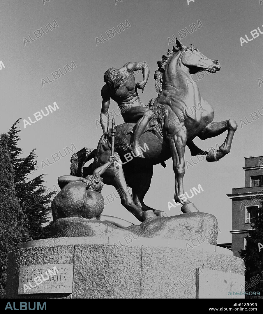 ANNA HYATT HUNTINGTON. MONUMENTO A LOS PORTADORES DE LA ANTORCHA - 1955 - ESCULTURA ECUESTRE - FOTOGRAFIA EN BLANCO Y NEGRO - AÑOS 60.