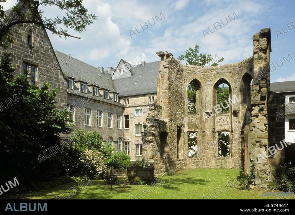 Marburg an der Lahn (Hessen), Ruine der Kapelle des Elisabeth-Hospitals. Ansicht. Foto, 1997.