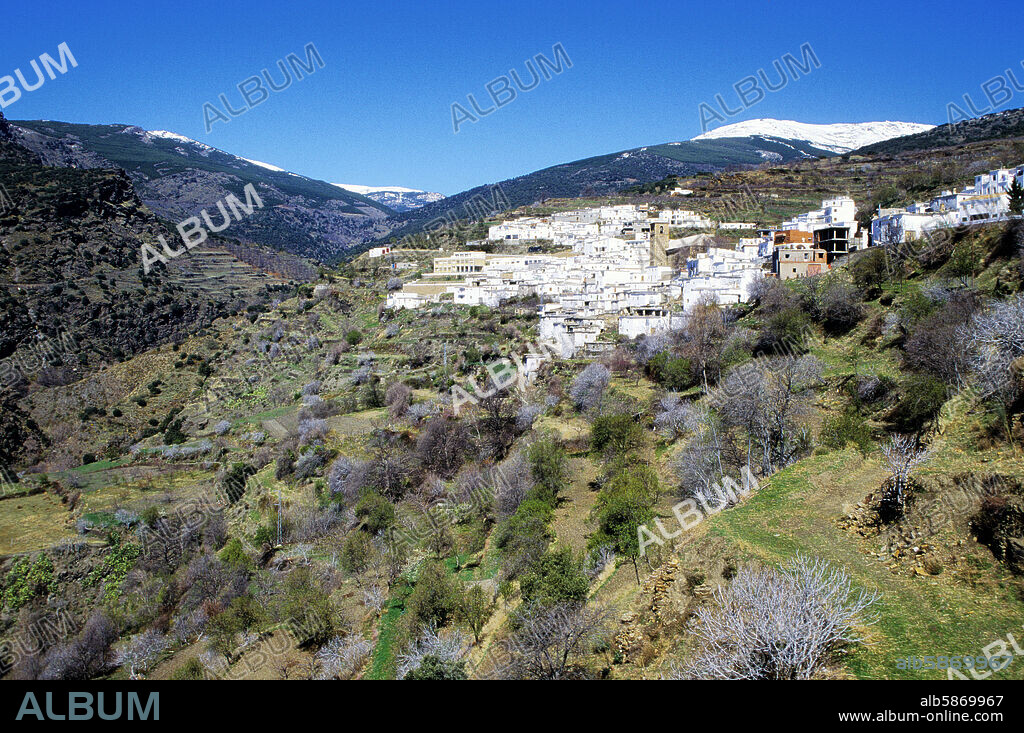 Bayárcal, vista del pueblo y paisaje en la Alpujarra almeriense; Sierra Nevada al fondo.