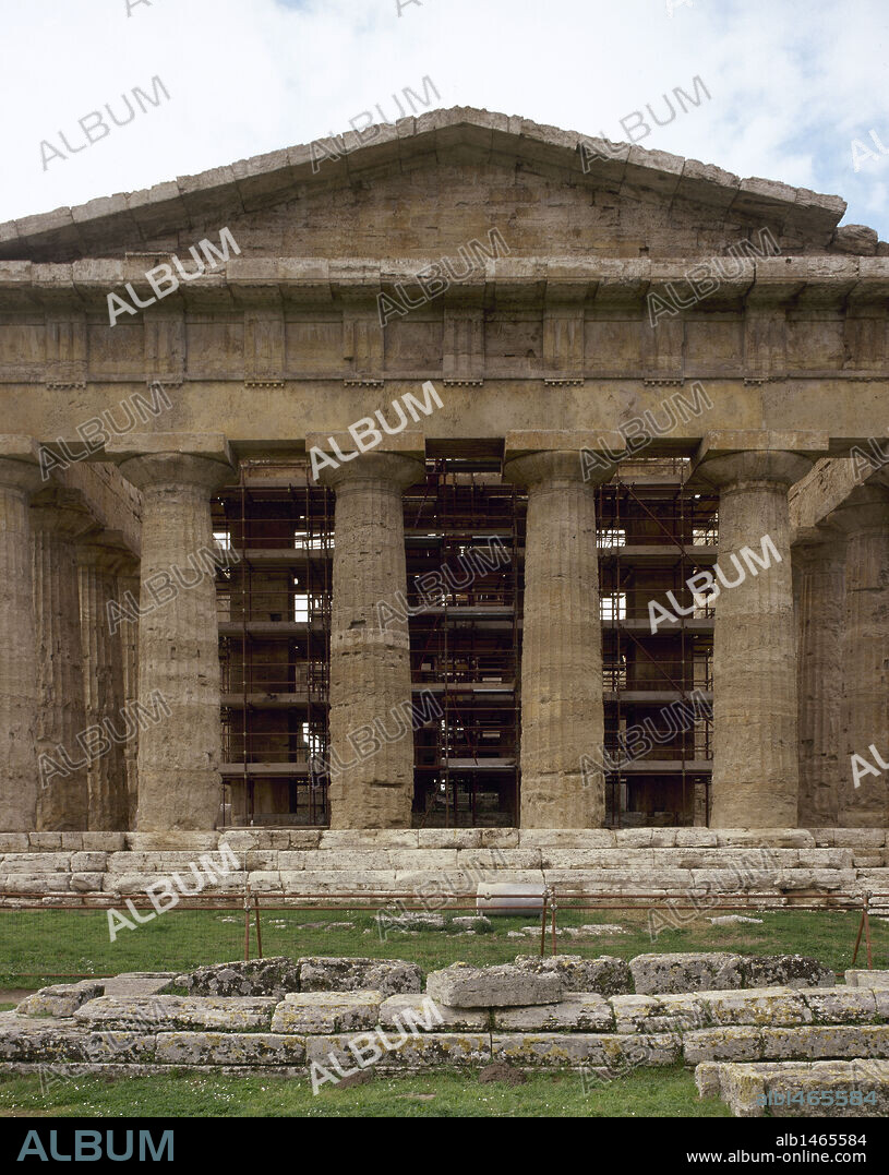 ARTE GRIEGO. MAGNA GRECIA. TEMPLO DE NEPTUNO o POSEIDON. Construido a mediados del s. V a. C. De estilo dórico, tiene unas proporciones de 59,90 x 24,30 m. Vista de uno de sus FRENTES donde se levantan 6 columnas que sustentan el arquitrabe y el frontón triangular. PAESTUM. Provincia de Salerno. Campania. Sur de Italia. Europa.