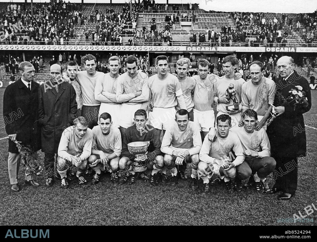 STOCKHOLM 1967-10-29. Lagbild av 1967-års svenska mästare i fotboll, Malmö FF efter segern med 4-1 mot AIK på Råsunda fotbollsstadion i sista allsvenska omgpången inför 6 360 åskådare. Stående fr. v: Lagledare Egon Jönsson, tränare Antonio Duran, Harry Jönsson Ulf Kleander, Bertil Elmstedt, Krister Kristensson, Anders Svensson, Christer Malmberg, Curt Ohlsberg, Dag Szepanski, Ingvar Svahn och ordförande Erik Persson, med SM-pokalen von Rosens pokal. Sittande på huk fr. V: Lars Granström, Jörgen Ohlin, Nils Hult, Rolf Björklund, Björn Friberg och Anders Ljungberg.. Foto: Pressens Bild / TT / Kod: 190. **SvD OUT**.