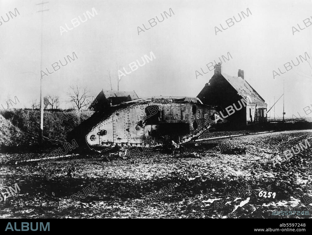 1. Weltkrieg 1914/18 / Westfront:. Tankschlacht bei Cambrai 20.-29. November 1917. (Angriff der engl. 3. Armee auf die dt. Siegfriedstellung). - Zerstörter englischer Tank vor Cambrai Foto.
