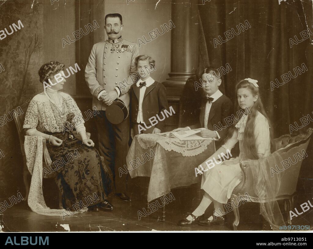 Viena. 1913. Fotografía de familia del Archiduque Francisco Fernando de Austria con su esposa, la duquesa Sofía de Hohenberg y sus hijos, hijos, los príncipes Maximiliano, Ernesto y Sofía.