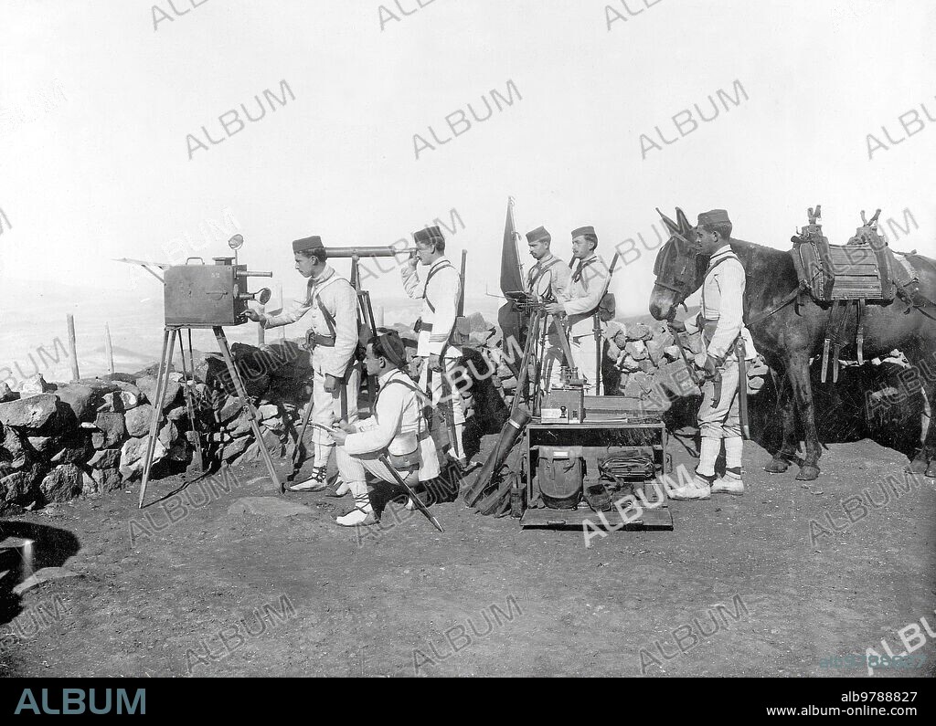 25 febrero 1912. El ejército español en Melilla. Estación Óptica Telegráfica en el campamento de Ras-Medua Comunicando con la posición Is-Hafen.