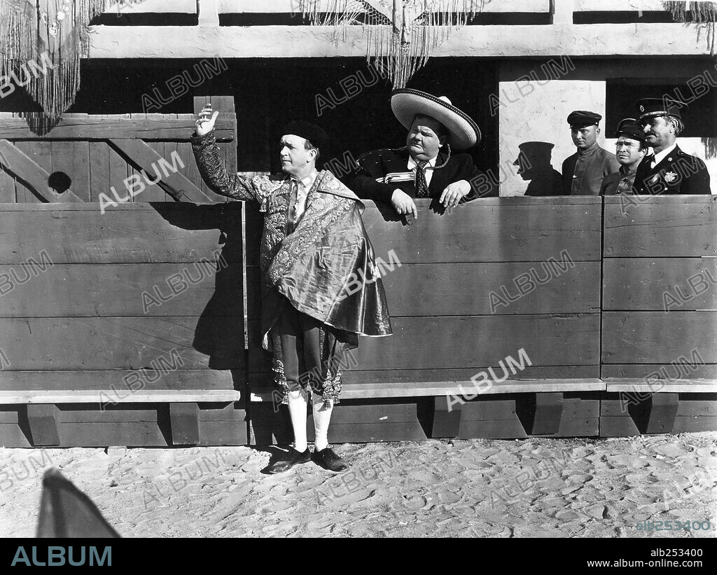 OLIVER HARDY y STAN LAUREL en STAN Y OLIVER TOREROS, 1945 (THE BULLFIGHTERS), dirigida por MALCOLM ST. CLAIR. Copyright 20TH CENTURY FOX.