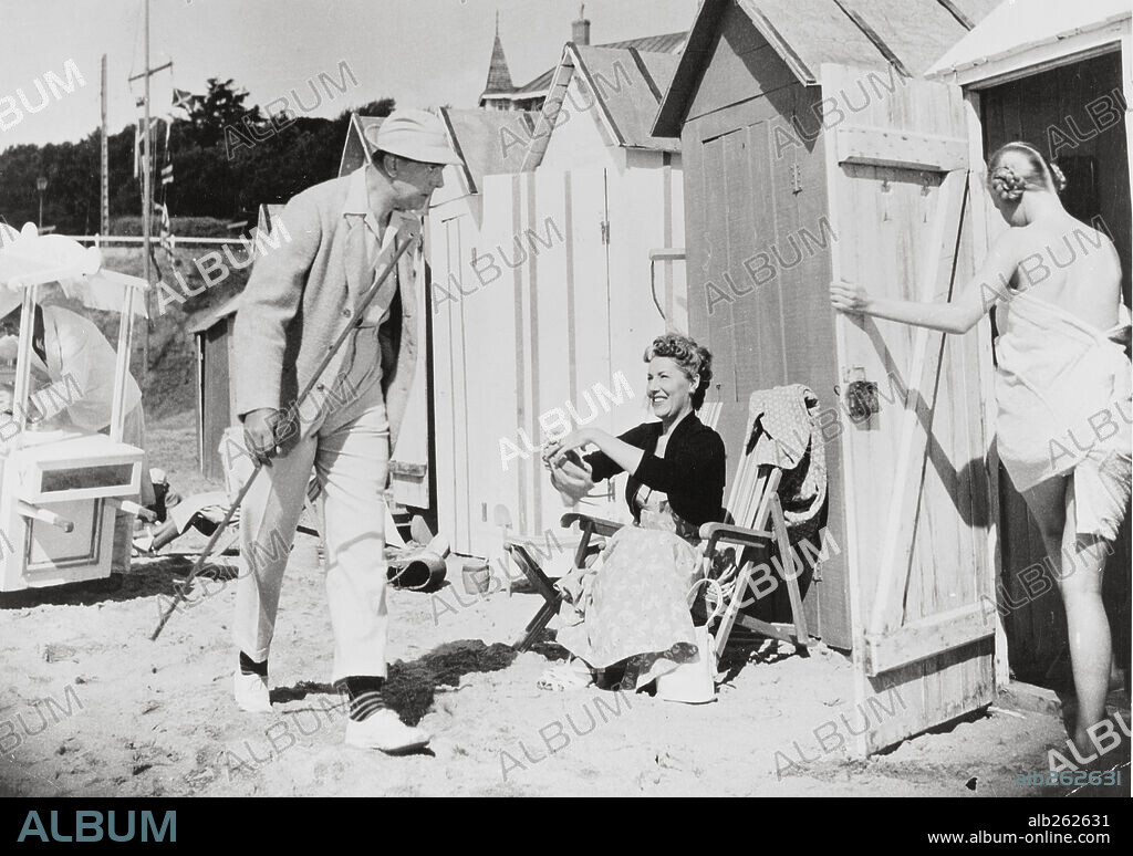 JACQUES TATI in MR. HULOT'S HOLIDAY, 1953 (LES VACANCES DE MONSIEUR HULOT), directed by JACQUES TATI. Copyright CADY/DISCINA.