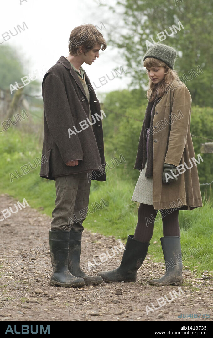 ANDREW GARFIELD y CAREY MULLIGAN en NUNCA ME ABANDONES, 2010 (NEVER LET ME GO), dirigida por MARK ROMANEK. Copyright DNA FILMS/FILM4.