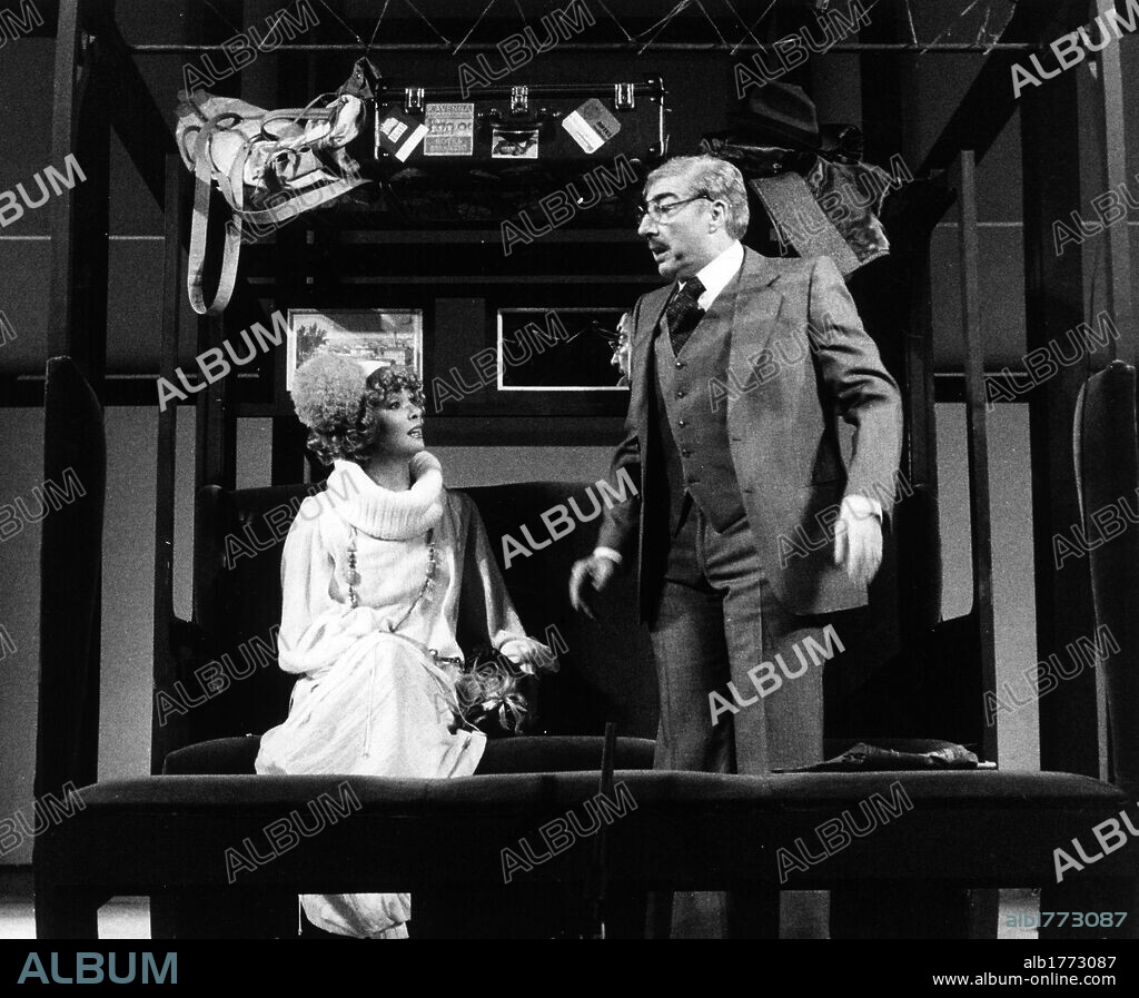 Gino Bramieri and Paola Tedesco on stage. The Italian actors Gino Bramieri and Paola Tedesco acting in the comedy 'Anche i bancari hanno un'anima' diretta da Pietro Garinei. Italia, 1977.