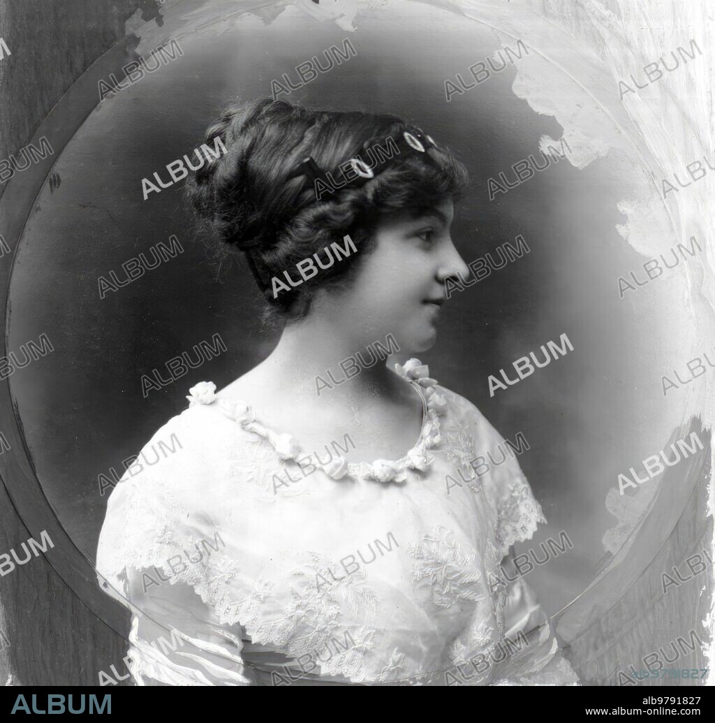 May 1912. Miss María de la Concepción Castrillo, Marchioness of the Cuevas del Becerro and Benamejí, Queen at the Floral Games of Seville. Photo: Pavón -Approximate date.
