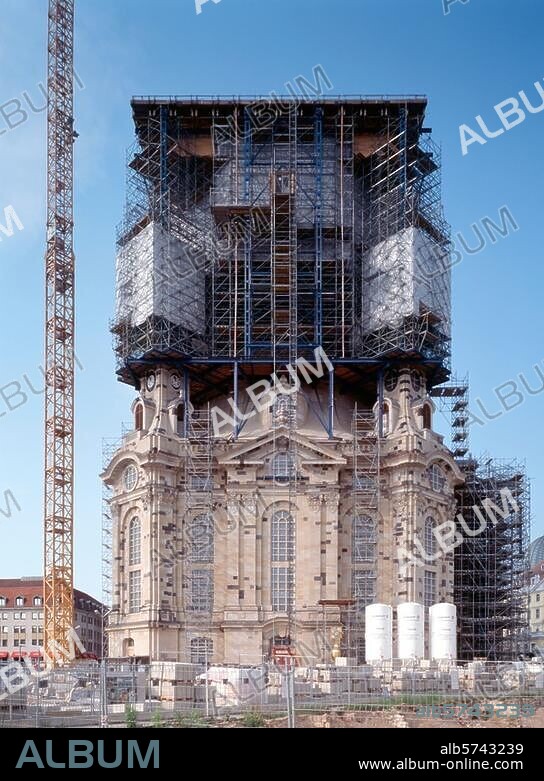 Dresden (Sachsen), Frauenkirche. (1726-38 erbaut von Georg Bähr; Februar 1945 zerstört; Wiederaufbau 1994-2004 unter Wiederverwendung der aus dem Schutt geborgenen Steine). Außenansicht während des Wiederaufbaus. Foto, Juni 2003.