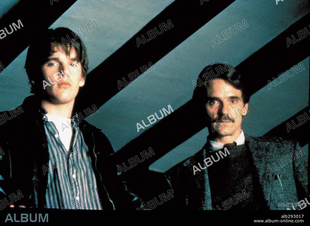 ETHAN HAWKE and JEREMY IRONS in WATERLAND, 1992. Copyright PALANCE PRODUCTION/CHANNEL 4 FILMS.