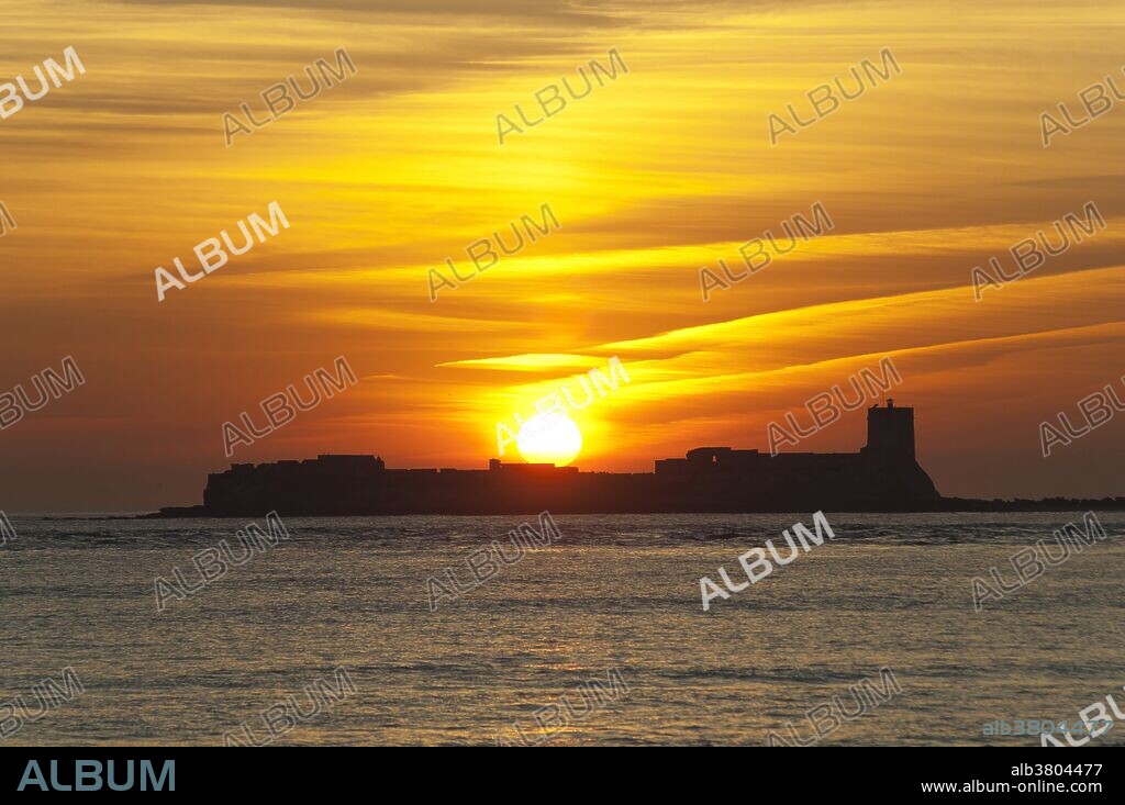 Castle and island of Sancti Petri (ancient place of the temple to the Phoenician god Melkart), San Fernando, Cadiz province, Region of Andalusia, Spain, Europe.