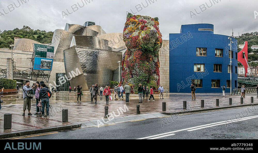 Spanien Bilbao Baskenland 1375 Guggenheim-Museum 1997 vollendet von Frank O Gehry in der Mitte Blumenfigur PUPPY 1992 von Jeff Koons 12 m hoch rechts Verwaltung.