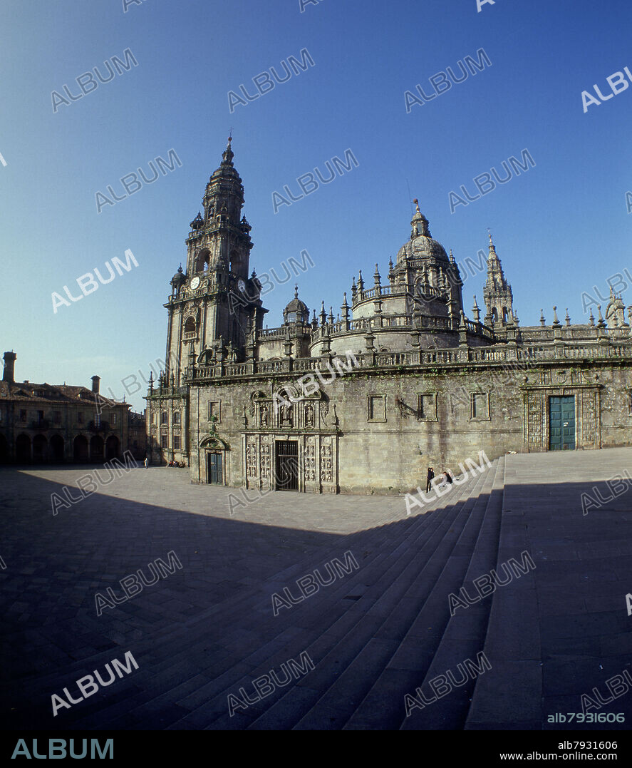 AUTOR LIBRE 01307. LA CATEDRAL VISTA DESDE LA PLAZA DA QUINTANA CON LA PUERTA DEL PERDON O PUERTA SANTA-FOTO AÑOS 60.