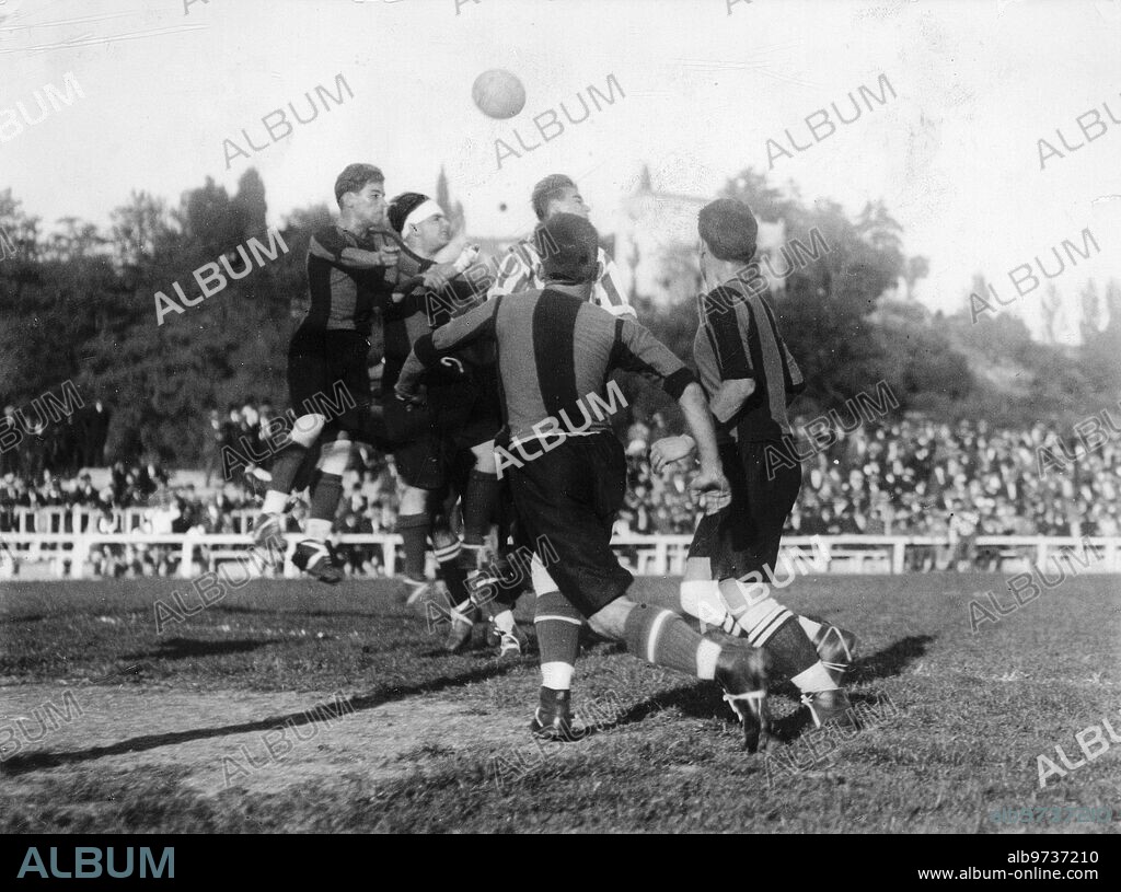 Madrid, 10/12/1926. Football Championship. The Athletic Club de Bilbao player, Ortiz de la Torre, surrounded by Racing players, scores the second goal for his team with a header.