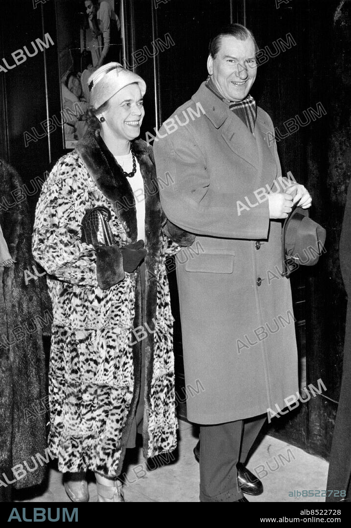 Stockholm 1957-02-17. Skådespelaren Sigge Fürst tillsammans med hustrun Ingrid Wallin vid premiären på Röda Kvarn. Foto: SvD / TT / kod 12014.