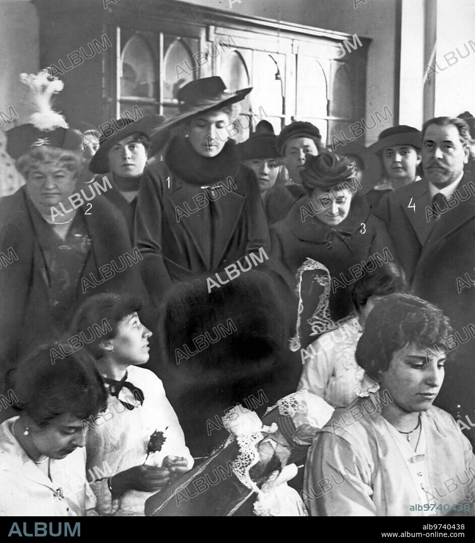 March 19, 1916. In the Lace workshop on Bailén Street. Her Majesty Queen Victoria Eugenia (1) during the visit she made yesterday to the interesting Institution, accompanied by the Countesses of Pardo Bazán (2) and San Rafael (3) and the Minister of Public Instruction (4).