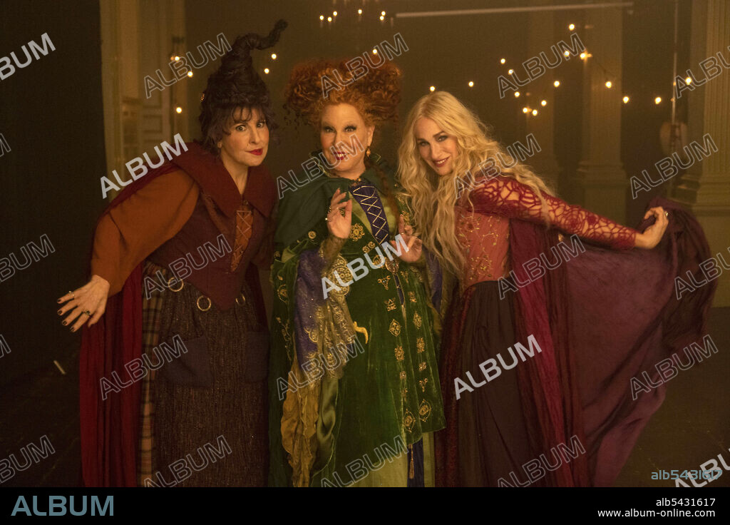BETTE MIDLER, JESSICA PARKER and KATHY NAJIMY in HOCUS POCUS 2, 2022, directed by ANNE FLETCHER. Copyright WALT DISNEY PICTURES.