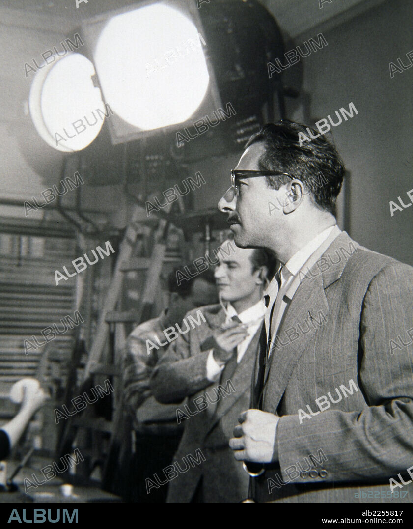 IQUINO , IGNACIO F.. DIRECTOR DE CINE ESPAÑOL. RODAJE DE " SECRETARIA PARA TODO ". AÑO 1958.