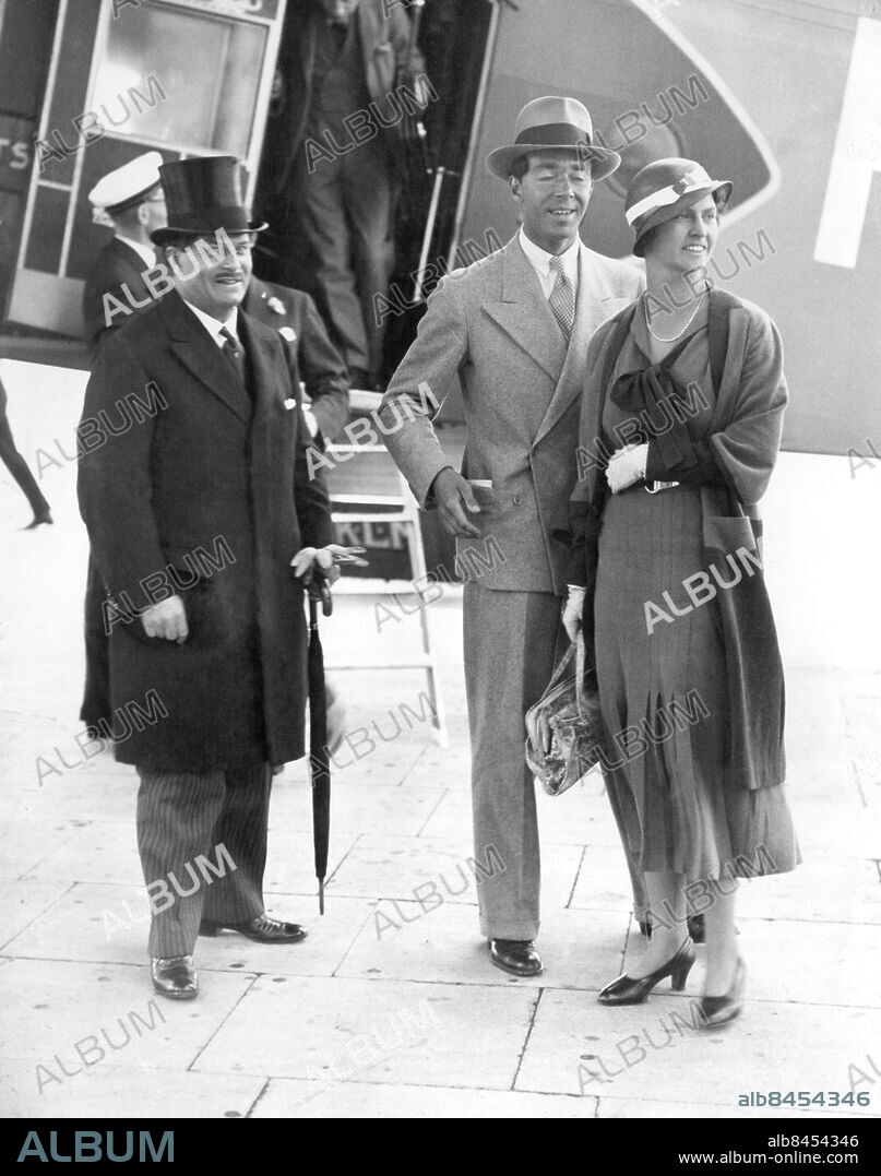 Orig. bildtext... ROYAL SWEDISH VISITORS TO LONDON Baron Palmstierna, the Swedish Ambassador, greeting Prince Gustav Adolf, son of the Crown Prince of Sweden, and his bride, Princess Sybille, on their arrival by aeroplane at Croydon today. They were married in Germany last October. Not. Svenske ministären i London friherre Palmstierna hälsar hertigparet av Västerbotten välkommet till London. Fotot taget i Croydon den 10 juli 1933. Anm. E Palmstierna, 1877-1959, svensk diplomat och politiker (socialdemokrat), kallad Röde baronen. Envoyé i London 1920-1937. CD449 persons: GUSTAF ADOLF, ARVPRINS AV SVERIGE;ERIK PALMSTIERNA;SIBYLLA, PRINSESSA AV SVERIGE sites: SVERIGE*;STORBRITANNIEN.
