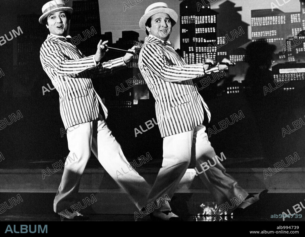 ANDRES PAJARES y FERNANDO ESTESO en PADRE NO HAY MAS QUE DOS, 1982, dirigida por MARIANO OZORES. Copyright IZARO FILMS.
