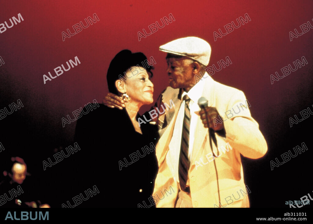 COMPAY SEGUNDO y OMARA PORTUONDO en BUENA VISTA SOCIAL CLUB, 1999, dirigida por WIM WENDERS. Copyright TORNASOL FILMS.