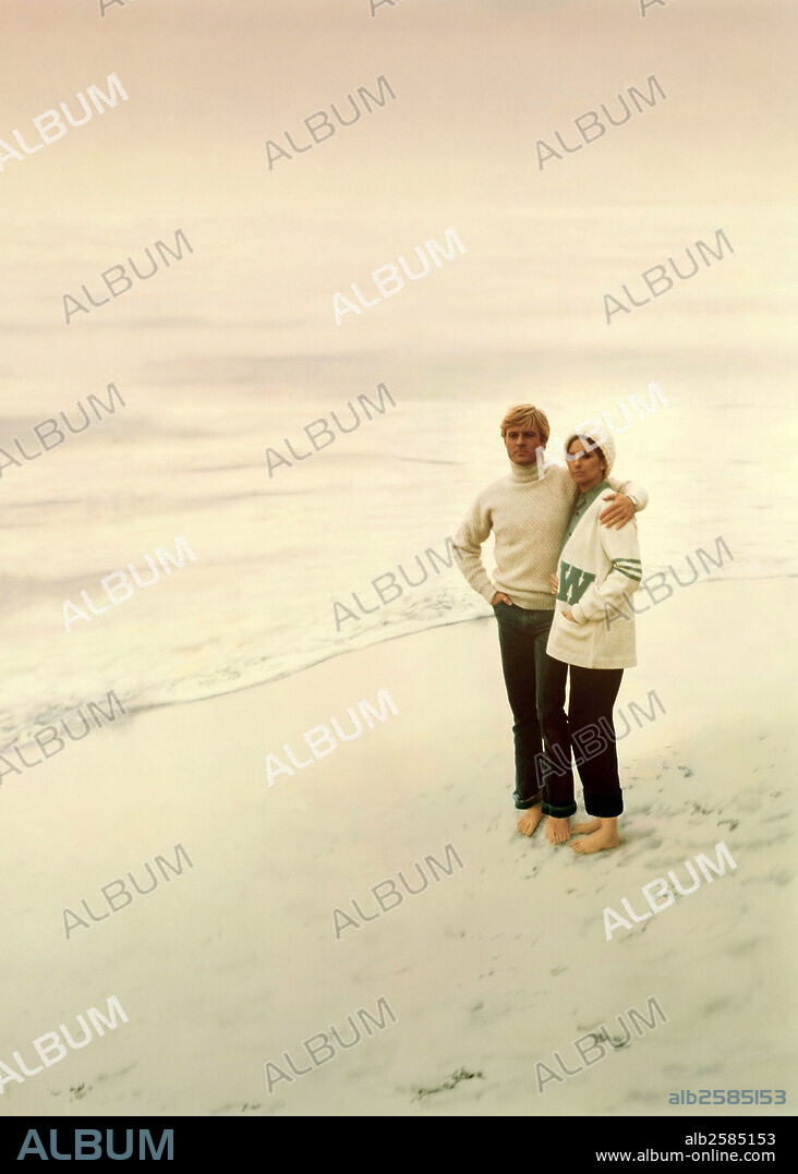 ROBERT REDFORD y BARBARA STREISAND. BARBRA STREISAND y ROBERT REDFORD en TAL COMO ÉRAMOS, 1973 (THE WAY WE WERE), dirigida por SYDNEY POLLACK. Copyright COLUMBIA PICTURES.