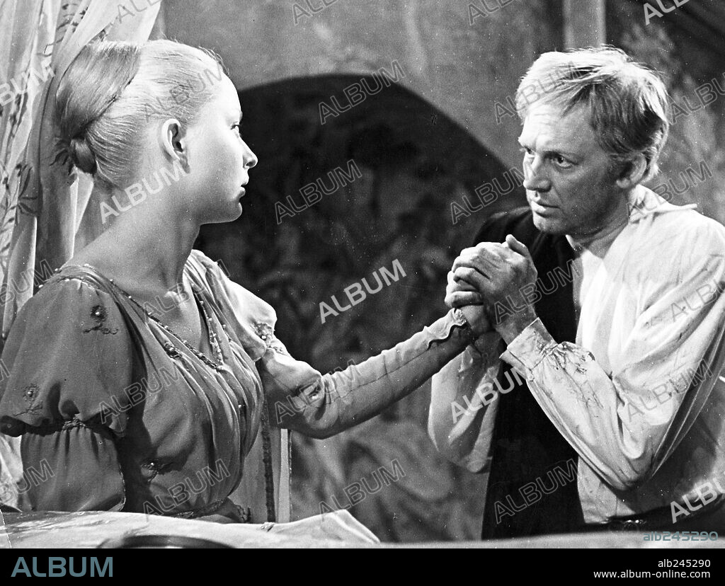 ANASTASIYA VERTINSKAYA and INNOKENTI SMOKTUNOVSKY in HAMLET, 1964 (GAMLET), directed by GRIGORI KOZINTSEV. Copyright UNITED ARTISTS.