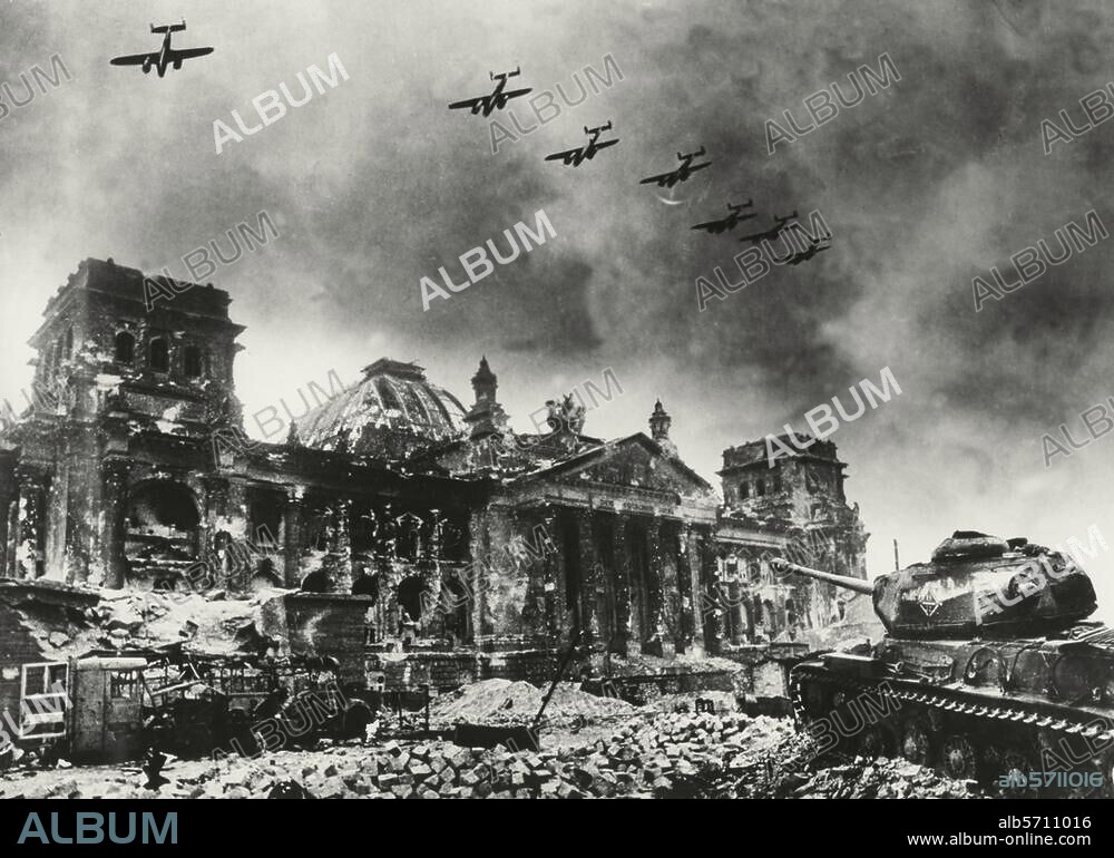 2. Weltkrieg / Eroberung von Berlin durch die Rote Armee; April 1945:-Sowjetische Militärflugzeuge über dem Reichstagsgebäude.-Foto, April 1945.