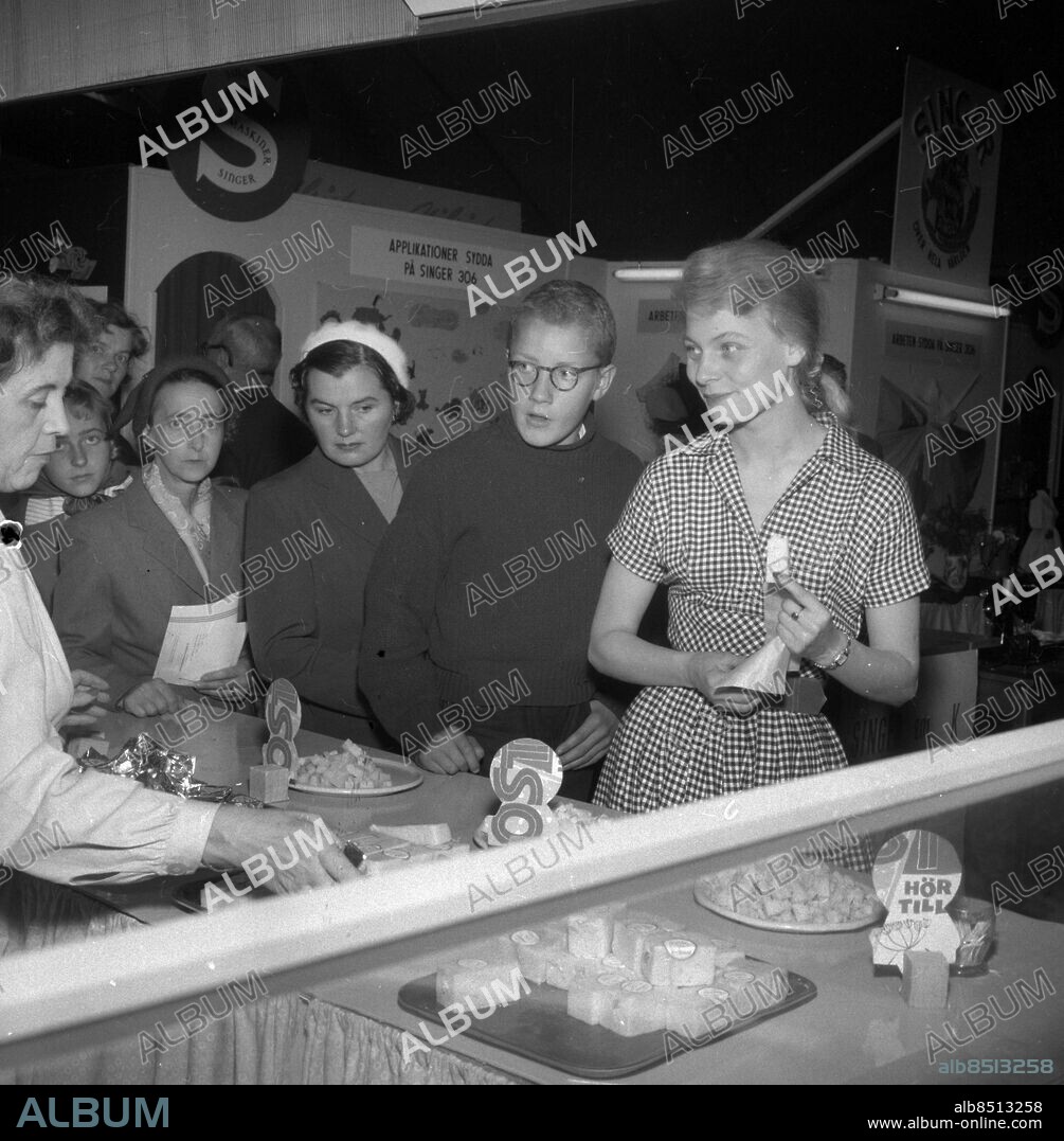 GÖTEBORG 1956-09-04.. Ann-Mari Adamsson (1934-2011) - svensk skådespelare som visar upp sig för GT på Dagens Hushåll, Svenska Mässan. *** Local Caption *** GT Foto: Kamerareportage / TT / Kod: 2524.