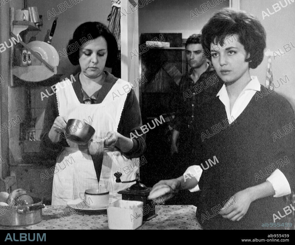 MARIA JOSE ALFONSO y MARIA LUISA PONTE en LLEGAR A MAS, 1963, dirigida por JESUS FERNANDEZ SANTOS. Copyright TARPE FILMS.
