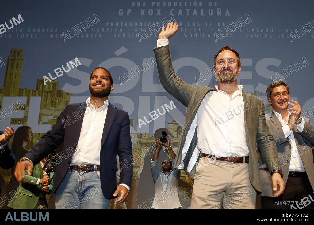 Cornellá (Barcelona), 01/06/2022. Ignacio Garriga, presidente de Vox Cataluña, y Santiago Abascal, presidente de Vox, durante un acto de Vox. Foto: Gorka Garin. ARCHDC.