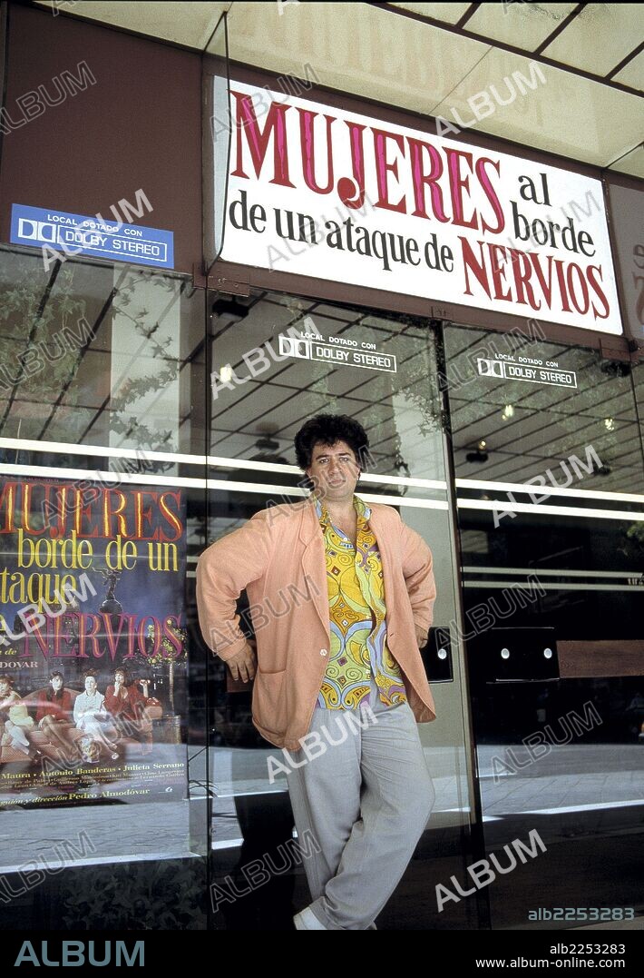 ALMODOVAR , PEDRO. DIRECTOR DE CINE ESPAÑOL. CALZADA DE CALATRAVA 1949 -. FOTOGRAFIADO ANTE EL CINE CON SU PELICULA , MUJERES AL BORDE DE UN ATAQUE DE NERVIOS , 1988.