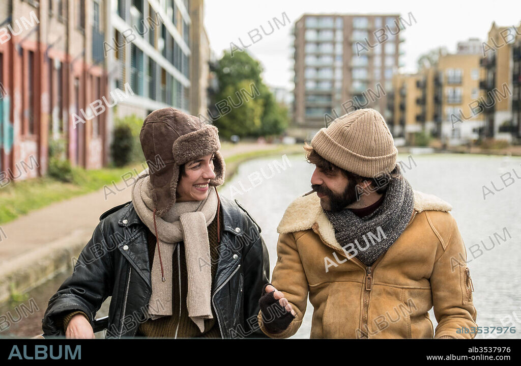 DAVID VERDAGUER y OONA CHAPLIN en TIERRA FIRME, 2017 (ANCHOR AND HOPE), dirigida por CARLOS MARQUES-MARCET. Copyright Lastor Media / VennerFilm Productions / La Panda.