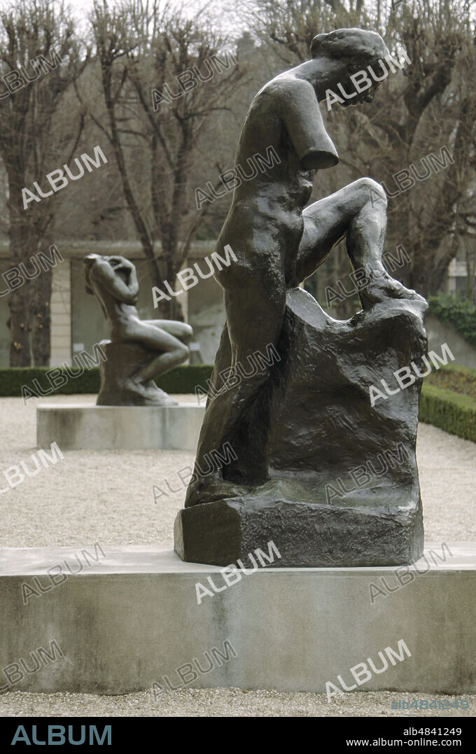 Auguste Rodin (1840-1917). Escultor francés. La Musa Whistler desnuda, brazos cortados,1908. Al fondo, la escultura de Cibeles,1889-1890. Bronce. Jardín de Esculturas. Museo Rodin. París. Francia.