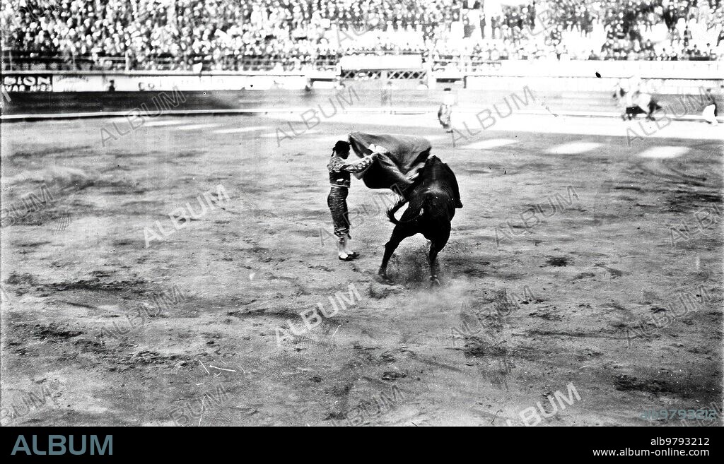 Bilbao's little car giving a Verónica in the bullfight held on November 24 in the Plaza de Méjico.