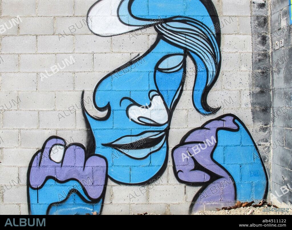 Dibujo estilizado y coloreado de rostro de hombre y dos puños cerrados, graffitti Graffiti mural, Plaza de las Glorias; Distrito San Martin, Barcelona en 2014.