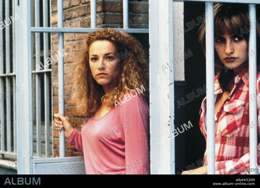 CRISTINA MARCOS and PENELOPE CRUZ in ENTRE ROJAS, 1995, directed by AZUCENA RODRIGUEZ. Copyright FERNANDO COLOMO P.C.