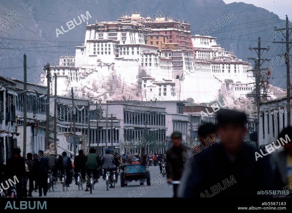 Lhassa (Tibet), Potala (17ème siècle, ancien palais, siège du dalaï-lama jusqu'en 1959). Le palais vu de la ville. Photo, 1990.