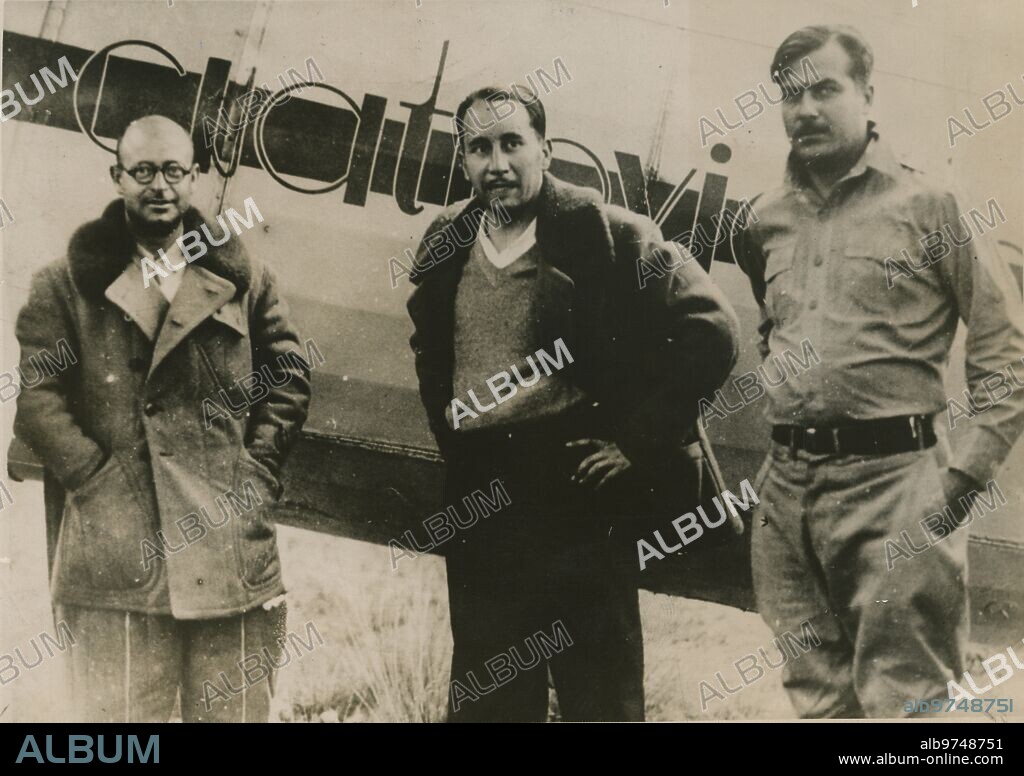 Camagüey (Cuba), 06/11/1933. The first "photo" of Barberán and Collar's flight, already crossed the Atlantic, reflects in their faces the fatigue of thirty-odd hours of marching over the sea. Along with them, an officer from the Cuban military aviation stationed there.