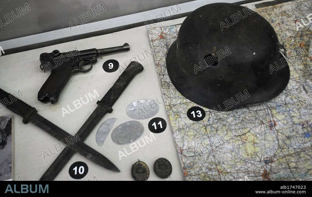 MUSEO DE LA FLOTA NAVAL DEL MAR NEGRO. Detalle de una vitrina con material y armamento utilizando por los soldados durante la SEGUNDA GUERRA MUNDIAL. Sebastopol. Península de Crimea. Ucrania. Europa Oriental.