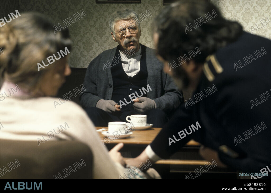 ARKIV 1974. Skådespelaren Allan Edwall (mitten) i rollen som Kristoffer, Mona Andersson (tv) som Kristina och Folke Hjort som Edvin i TV-teatern Nattens konung, i regi av Åke Falck. Sänt första gången i TV 1 1974-12-25. Nattens konung handlar om en bohusländsk fiskare som levt ett rikt liv, men på gamla dar blir ensam och börjar längta efter döden.. Foto: Kenneth Thorén / SVT / Kod: 5600. Bildservice E9. Färgdia.