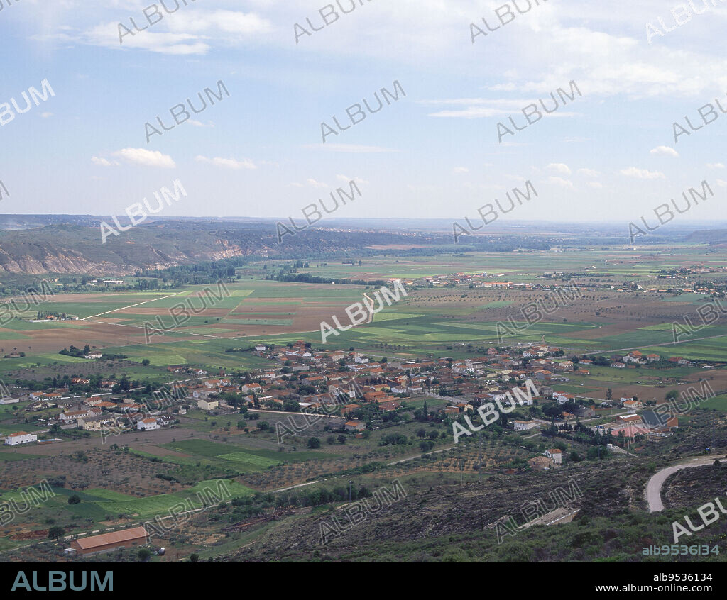 PANORAMICA DEL PUEBLO CON TORREMOCHA AL FONDO - FOTO AÑOS 00.