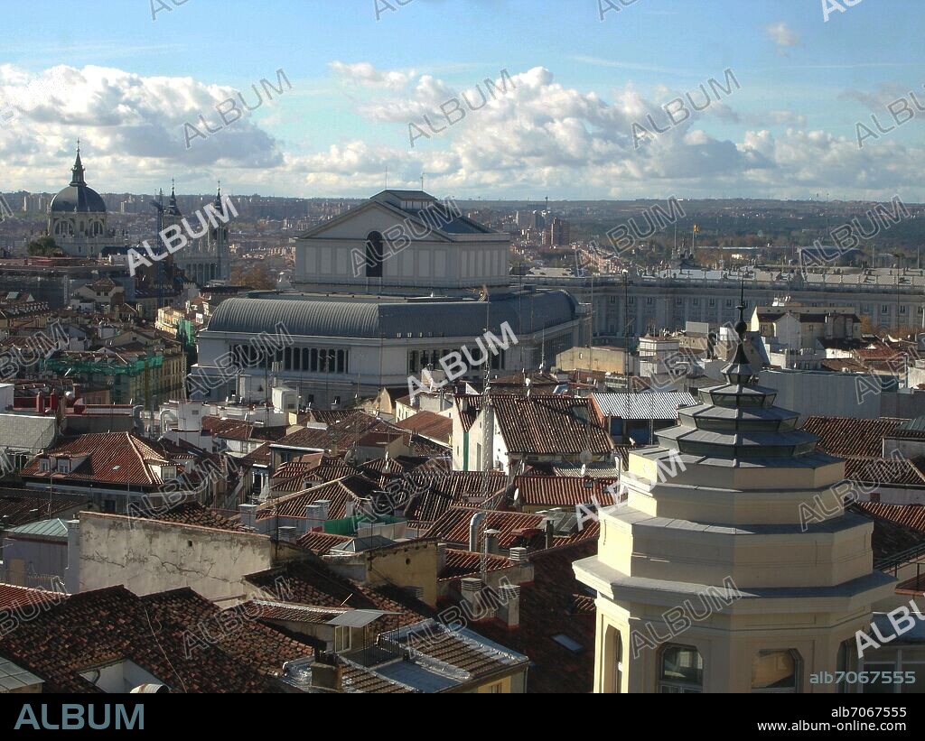 VISTA ELEVADA DEL TEATRO REAL DE MADRID CON LA CATEDRAL DE LA ALMUDENA Y DEL PALACIO REAL AL FONDO.
