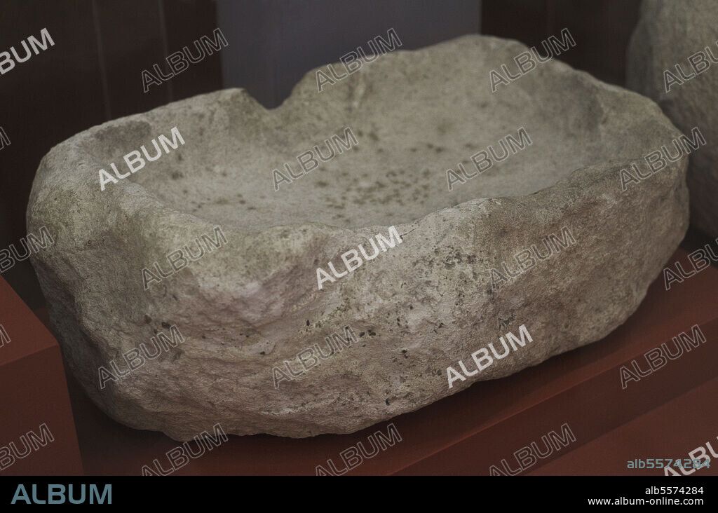 Abrevadero de piedra. Realizado en caliza de Globigerina. Procedencia desconocida. Museo de Arqueología de Gozo. Cittadela de Victoria en Gozo. Malta.