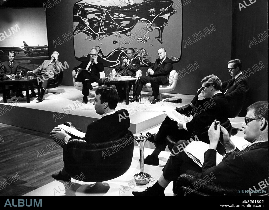 TV2 premiär från studio 8 vid SR Malmö. Fr. v. Folketingsman Jens Bilgrav-Nielsen, riksdagsman Leif Cassel, överborgmästaren i Köpenhamn Urban Hansen, stadsfullmäktiges ordförande i Malmö Oskar Stenberg och Malmös kommunalråd Arne S Lundberg. Ufrågarna fr. v. Jacob Nielsen DR, Poul Zebitz DR, Åke Lind SR och Ola Gummesson. persons: Jens Bilgrav-Nielsen ;Leif Cassel ;Urban Hansen Oskar stenberg ;Arne S Lundberg ;Jacob Nielsen Paul Zebitz ;Åke Lind ;Ola Gummesson sites: MALMÖ ;SR MALMÖ ;STUDIO 8.