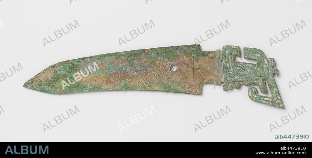 Two dagger axes Dagger ax, Ge (Ko), ceremonial dagger ax, with light green, dull patina, the handle inlaid with turquoise. There is a round hole in the blade., anonymous, China, c. -1200 - c. -1050, bronze (metal), w 33.5 cm × h 8.8 cm × d 0.5 cm.